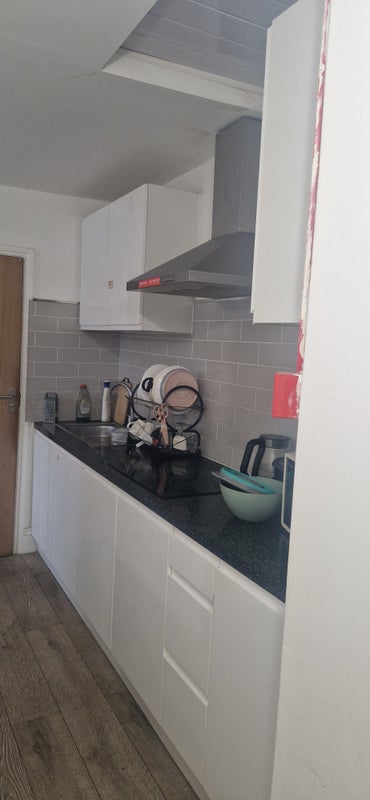 Photo 1: Kitchen 