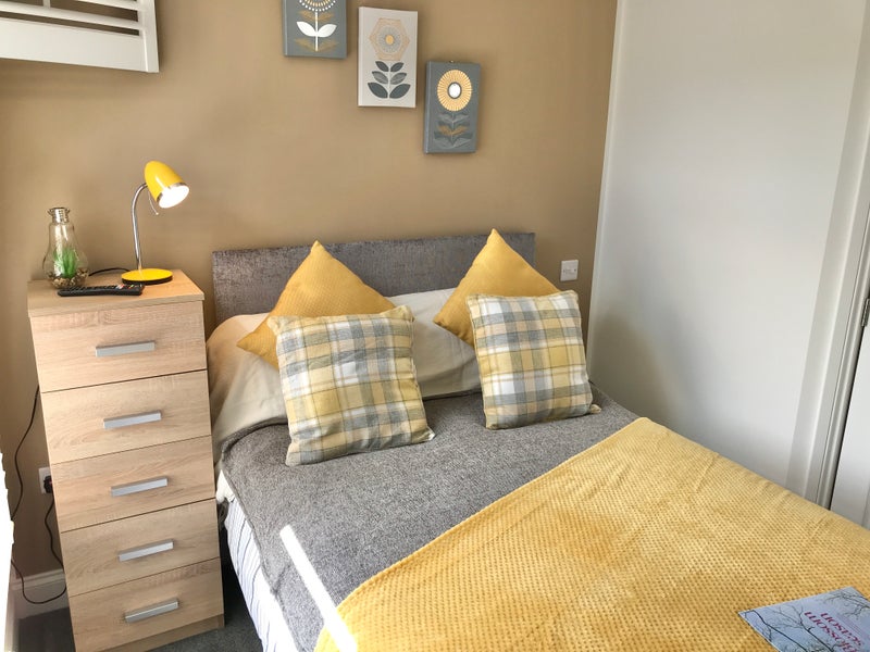 Photo 1: Room 5 - double bed, ensuite & Smart TV