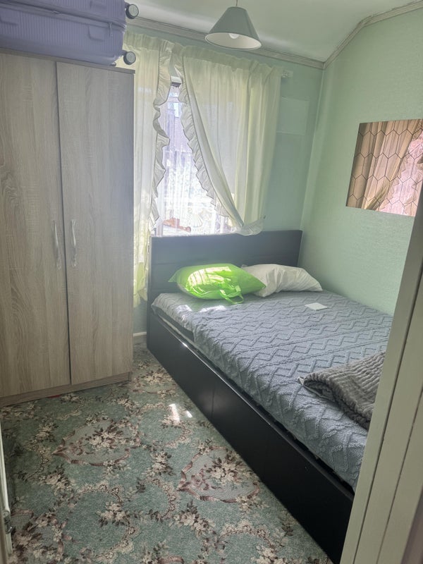Photo 1: Spacious single room with furnished 