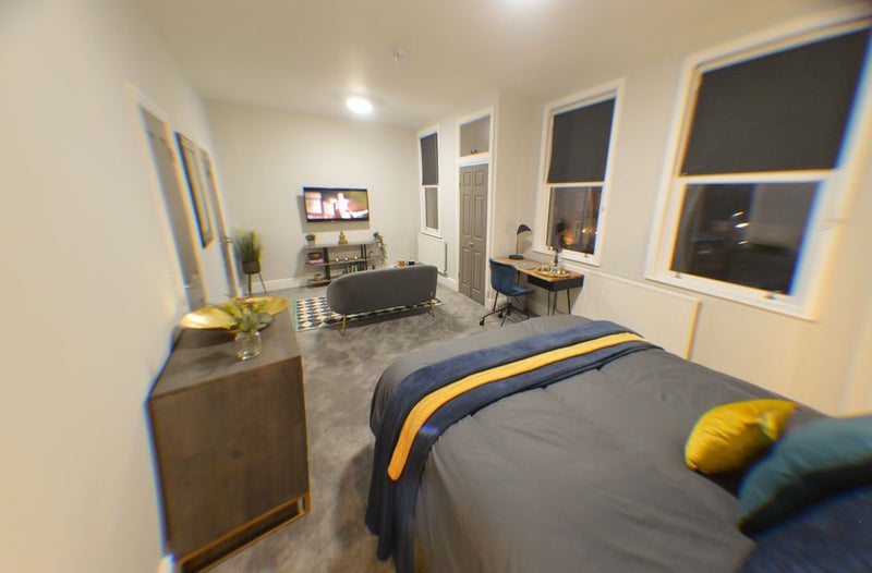 Photo 1: ROOM 5