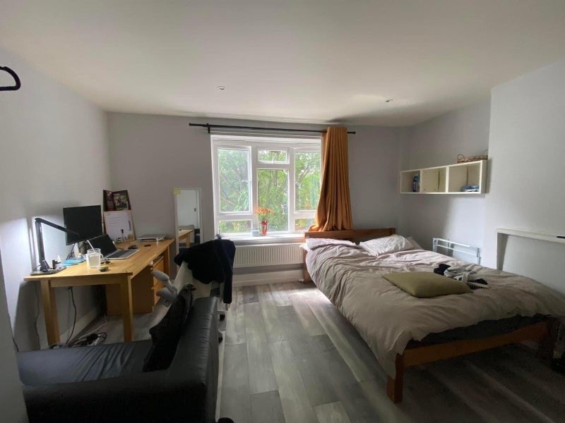 Photo 1: Bedroom