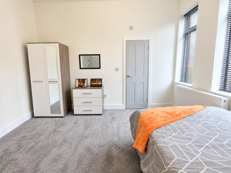Photo 1: Room 3 En Suite