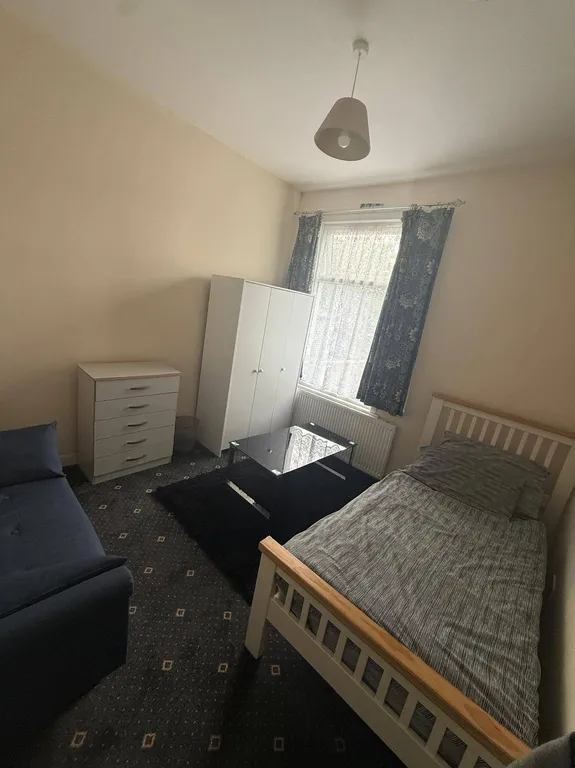 Photo 1: Bedroom Photo 1