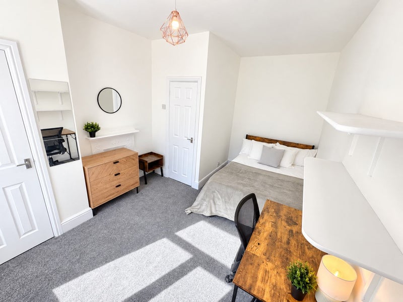 Photo 1: Room 3 En Suite