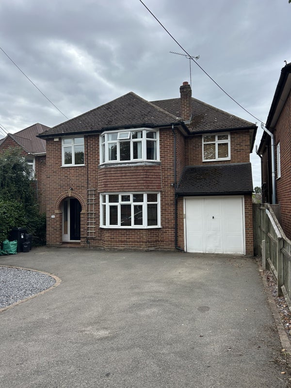 Photo 1: Detached house