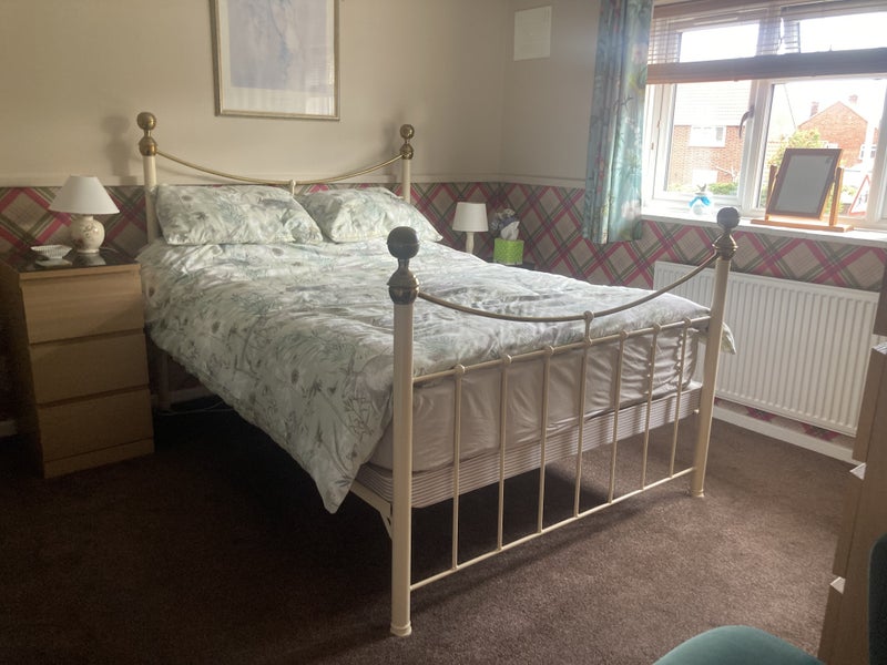Photo 1: Double bedroom