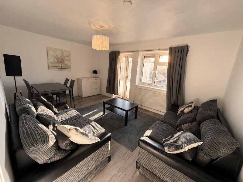Photo 1: Lounge
