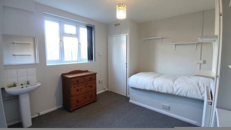 Photo 1: Room 2 Double Room to Rent in Merstham Redhill
