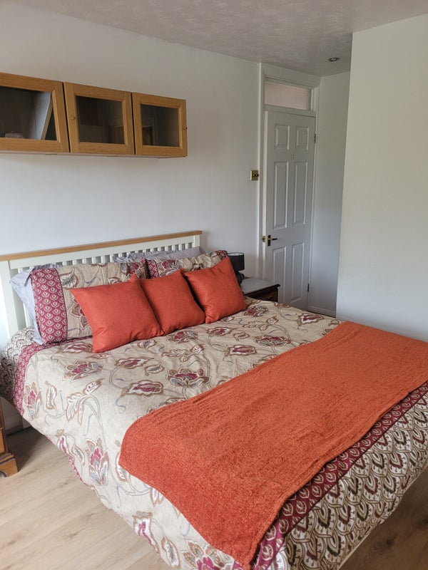 Photo 1: Bedroom 2