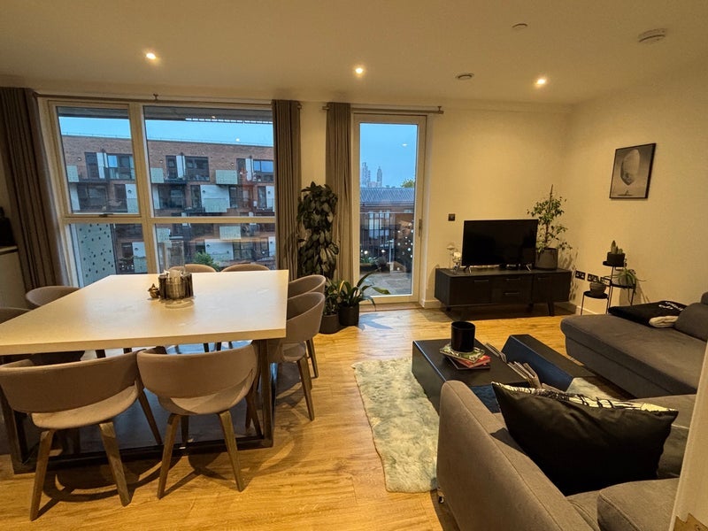 Photo 1: Living area / kitchen