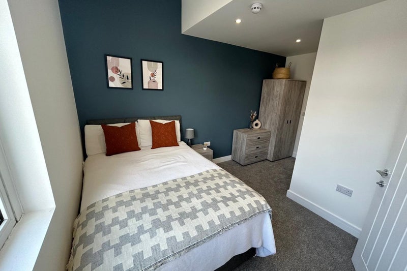 Photo 1: ROOM 3 WITH ENSUITE £725