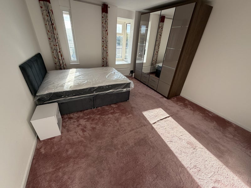 Photo 1: Available Room 1