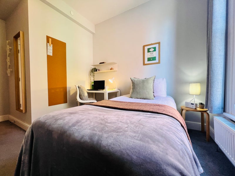 Photo 1: Bedroom9