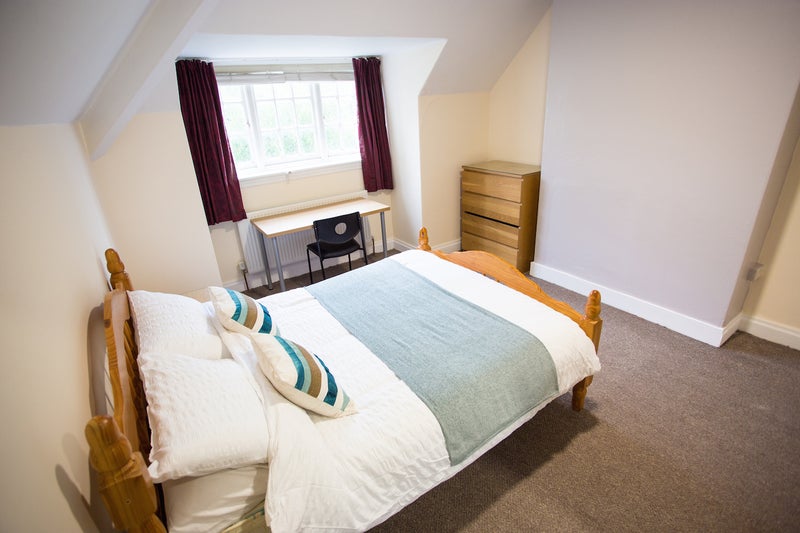 Photo 1: Room available