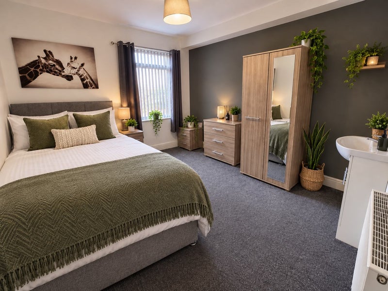 Photo 1: Room 4 