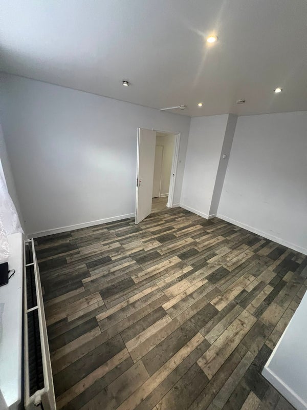 Photo 1: 850 per month