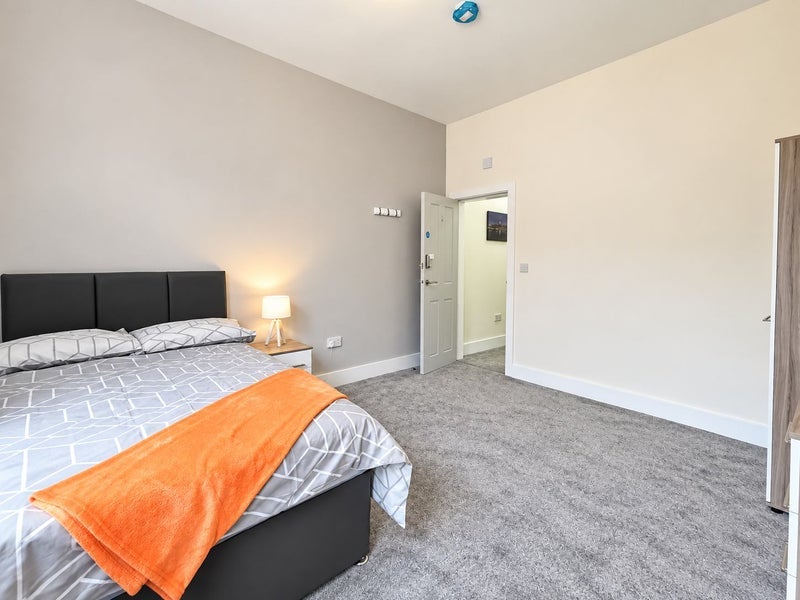 Photo 1: Room 3 En Suite