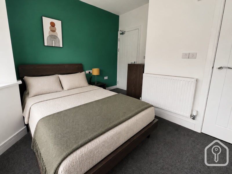 Photo 1: Room 1 - Ensuite