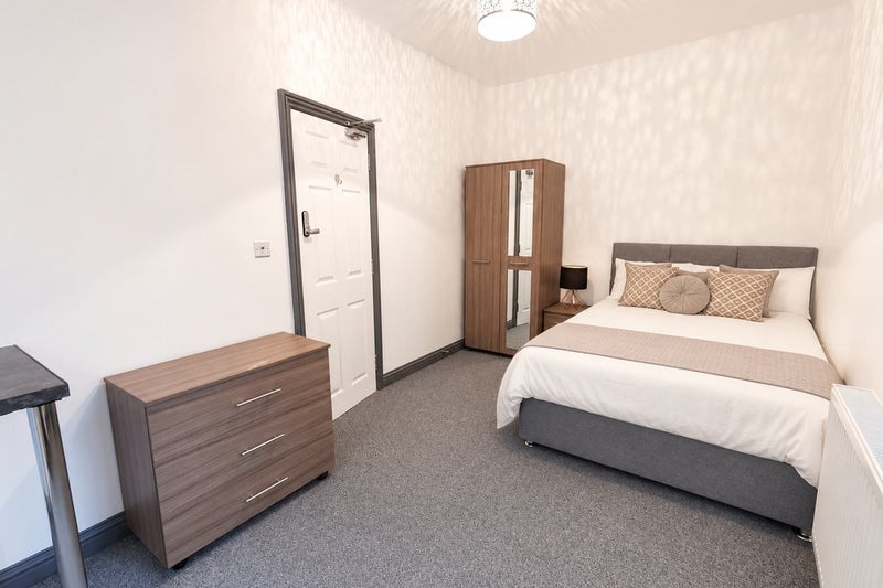 Photo 1: Room 2 En Suite