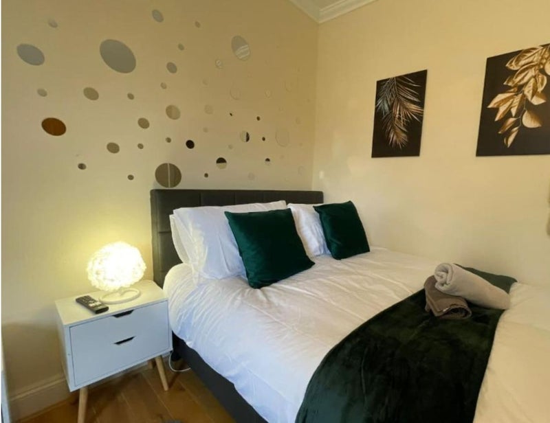 Photo 1: Bedroom 