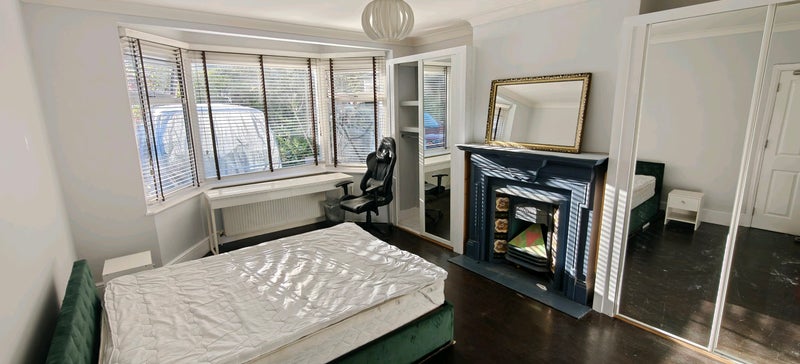 Photo 1: Double bedroom