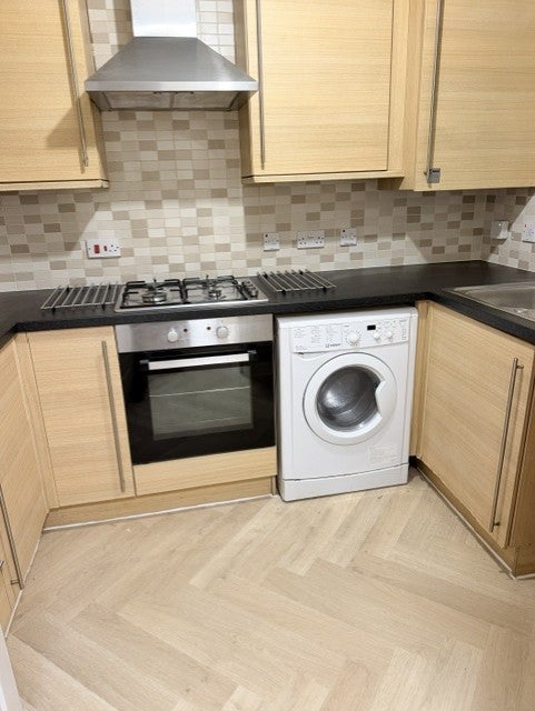 Photo 1: kitchen