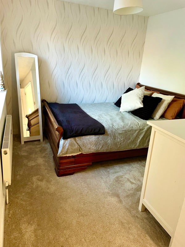Photo 1: Bedroom 