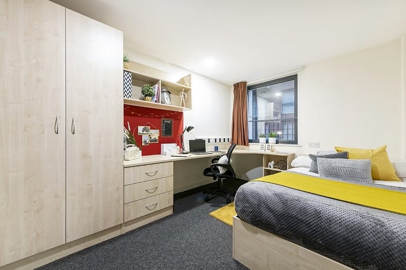 Photo 1: Ensuite room