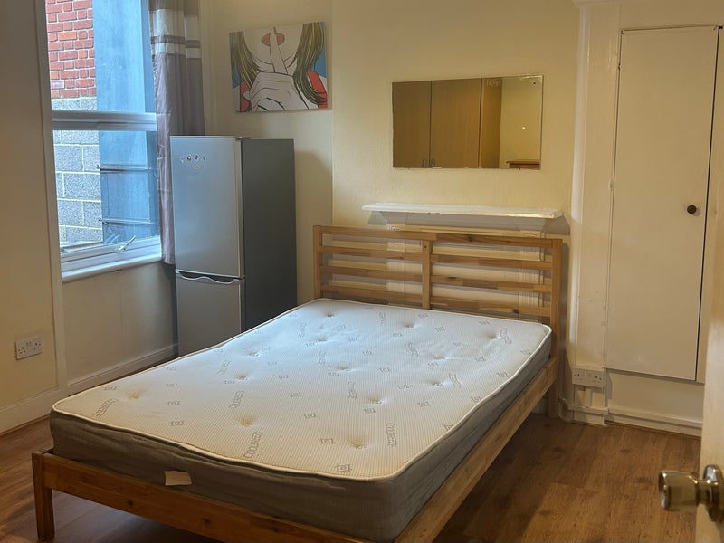 Photo 1: En-suite Room