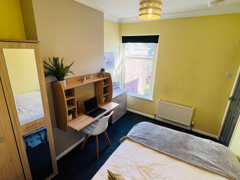 Photo 1: Bedroom4