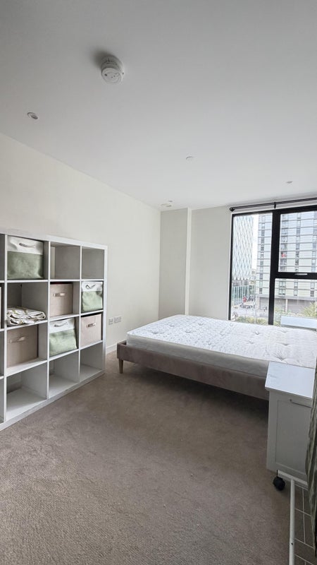 Photo 1: Bedroom