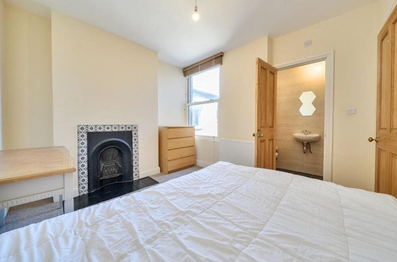 Photo 1:     Cosy double bedroom with private en-suite (This is the room for rent)