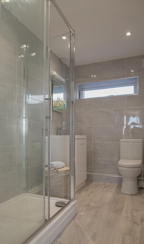 Photo 1: Shower/WC