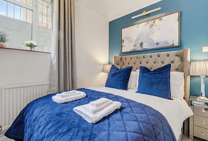 Photo 1: Bedroom