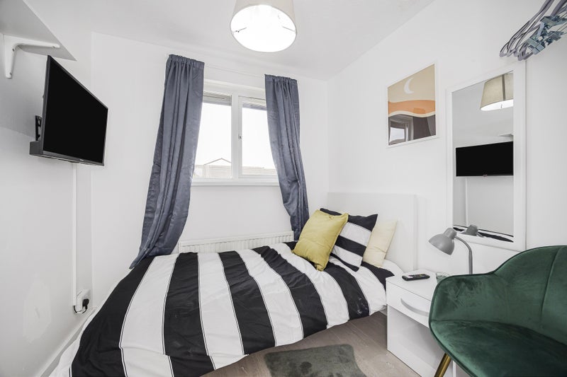 Photo 1: Bedrooom 