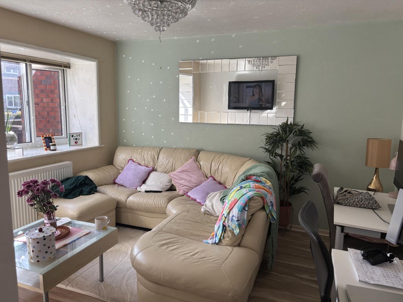 Photo 1: Lounge 