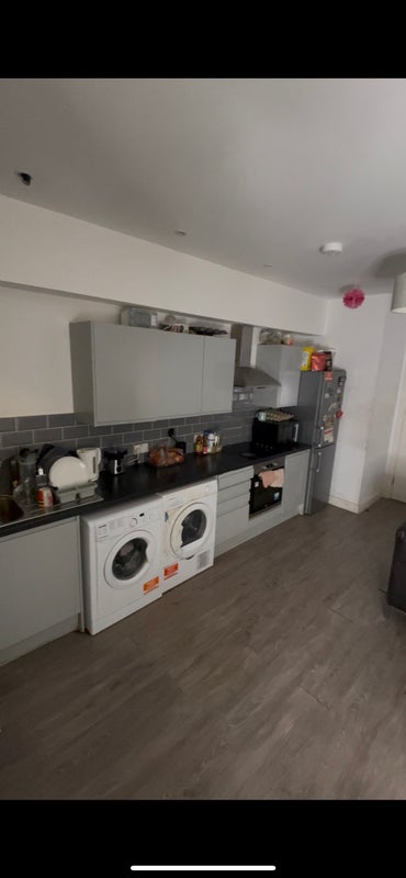 Photo 1: Kitchen area 
