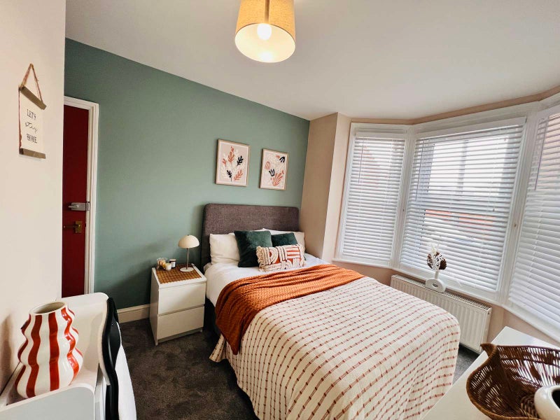 Photo 1: Bedroom1
