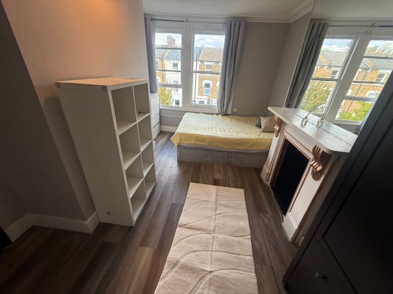 Photo 1: Room 2- £800 Available Now
