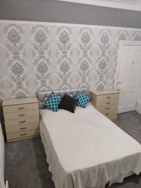 Photo 1: Large room 1