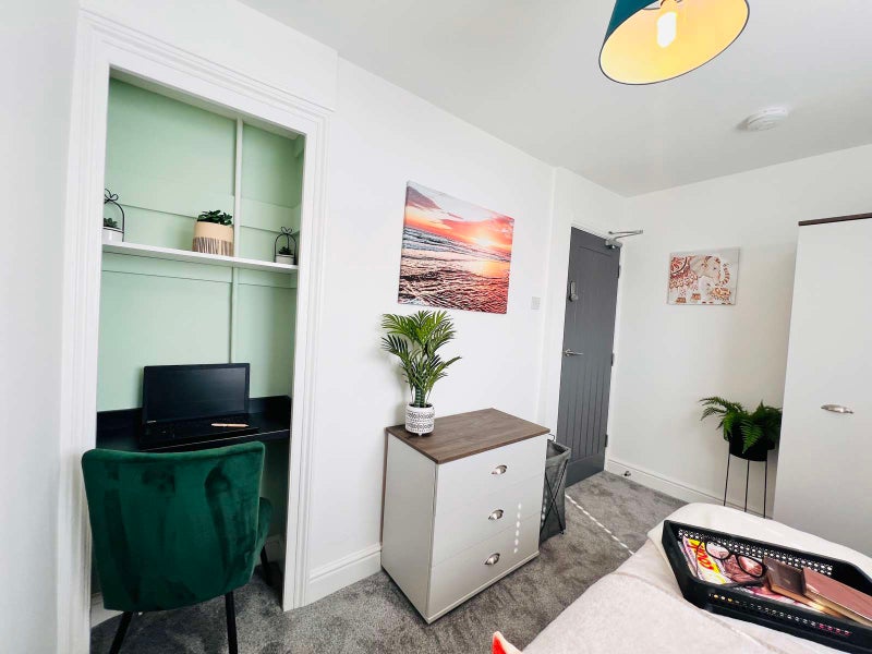 Photo 1: bedroom6