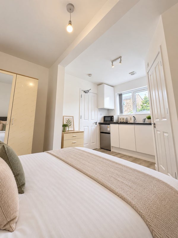 Photo 1: Room 1