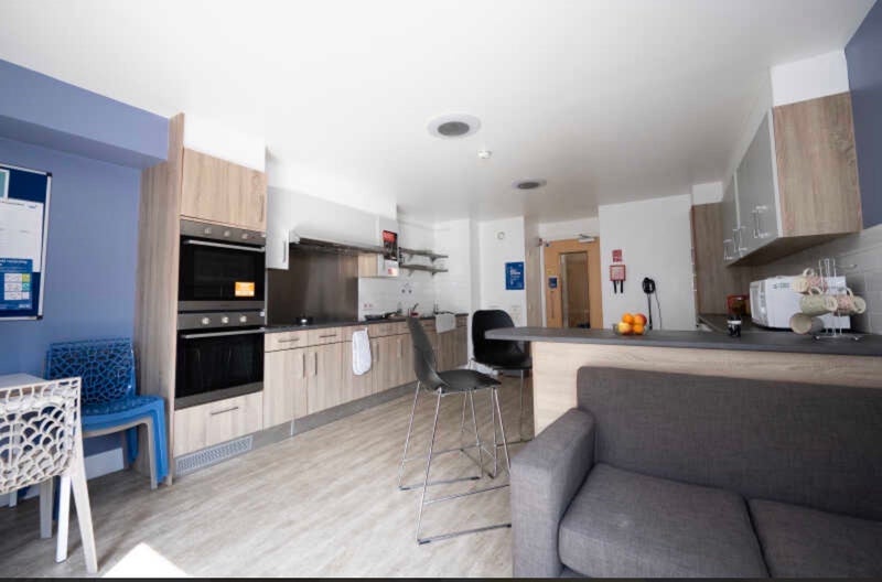 Photo 1: Shared kitchen 
