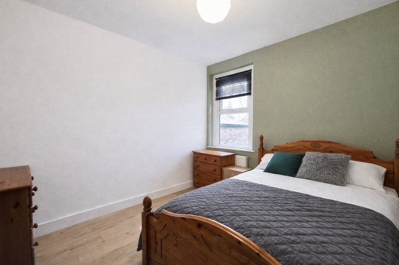 Photo 1: Fully furnished double room