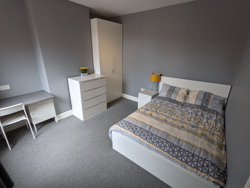 Photo 1: Bedroom 2 - £550pcm (beding & Lamp not included)