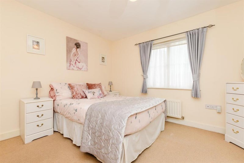 Photo 1: Bedroom 2