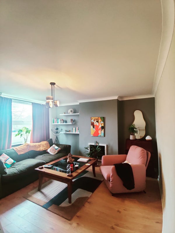 Photo 1: Living room 