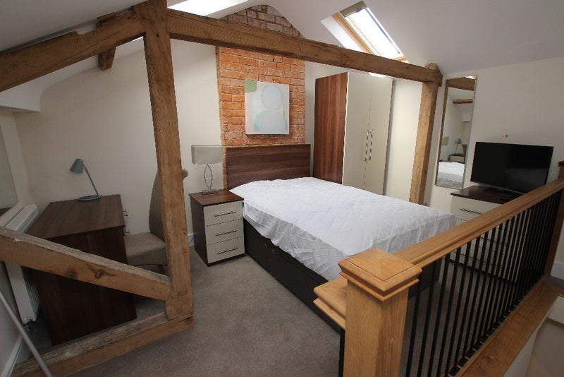 Photo 1: Room 5 (available 13/11)