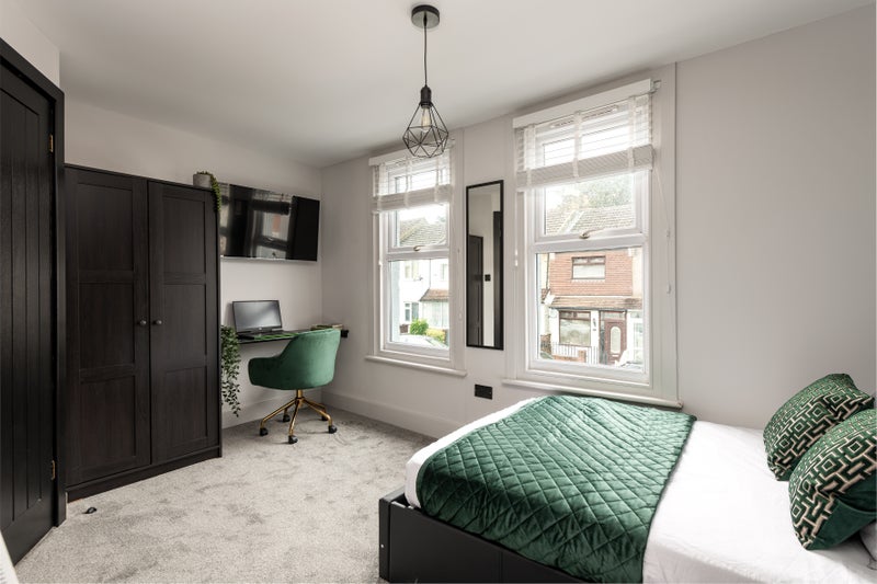 Photo 1: Room 5 - Large Ensuite Room