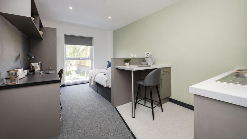 Photo 1: Room Overview
